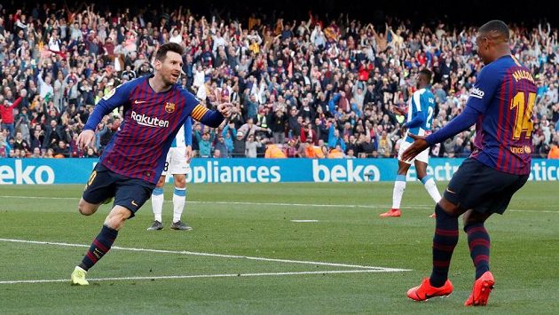 Lionel Messi (vlevo) oslavuje svůj druhý gól v síti Espaňolu Barcelona se spoluhráčem Malcomem. Lionel Messi (vlevo) oslavuje svůj druhý gól v síti Espaňolu Barcelona se spoluhráčem Malcomem.