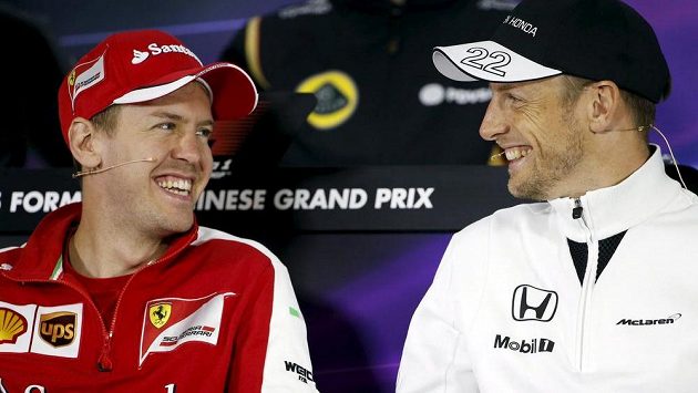 Pilot Ferrari Sebastian Vettel (vlevo) žertuje na tiskové konferenci před GP Číny s Jensonem Buttonem z McLarenu. Pilot Ferrari Sebastian Vettel (vlevo) žertuje na tiskové konferenci před GP Číny s Jensonem Buttonem z McLarenu.
