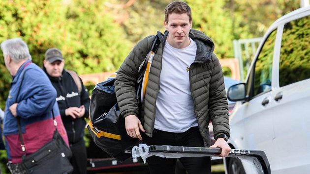 Jakub Krejčík přichází na sraz hokejové reprezentace. Jakub Krejčík přichází na sraz hokejové reprezentace.