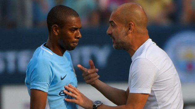 Tudy vede cesta k titulu...! Pep Guardiola, kouč Manchesteru City, v rozohovoru s Fernandinhem. Tudy vede cesta k titulu...! Pep Guardiola, kouč Manchesteru City, v rozohovoru s Fernandinhem.