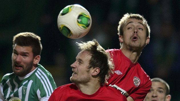 Zleva obránce Bohemians Martin Cseh, obránce Zbrojovky Pavel Košťál, a útočník Jiří Skalák v hlavičkovém souboji v utkání 16. kola Gambrinus ligy. Zleva obránce Bohemians Martin Cseh, obránce Zbrojovky Pavel Košťál, a útočník Jiří Skalák v hlavičkovém souboji v utkání 16. kola Gambrinus ligy.