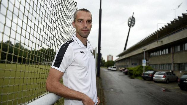 Sportovní manažer Hradce Králév Pavel Krmaš stojí pod jedním z pověstných lízátek. Sportovní manažer Hradce Králév Pavel Krmaš stojí pod jedním z pověstných lízátek.