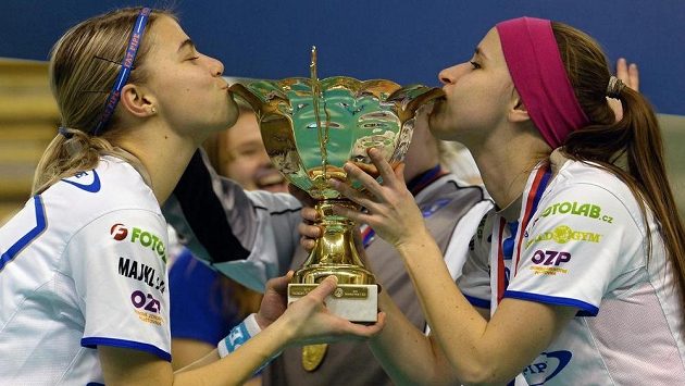 Florbalistky Chodova se radují z cenné trofeje. Florbalistky Chodova se radují z cenné trofeje.