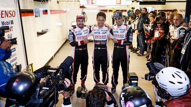 Fernando Alonso (vlevo), Kazuki Nakajima a Sébastien Buemi (vpravo). Fernando Alonso (vlevo), Kazuki Nakajima a Sébastien Buemi (vpravo).