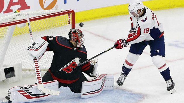 Gólman Caroliny Hurricanes Petr Mrázek vychytal všechny hvězdy Washingtonu. Gólman Caroliny Hurricanes Petr Mrázek vychytal všechny hvězdy Washingtonu.