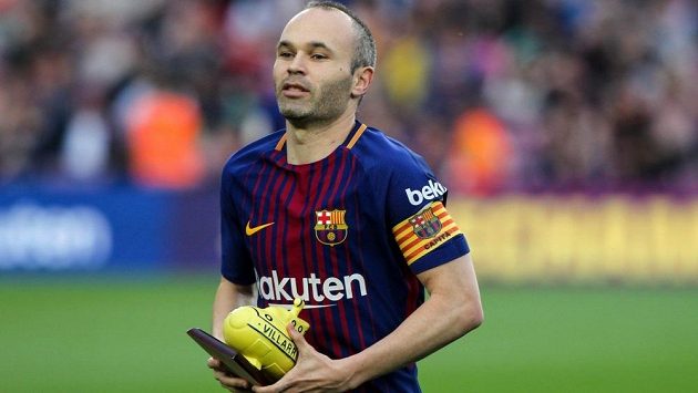 Andrés Iniesta, barcelonská legenda, si odnáší ze hřiště ponorku. Andrés Iniesta, barcelonská legenda, si odnáší ze hřiště ponorku.