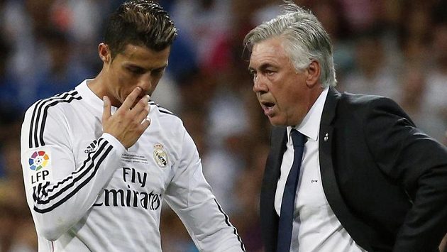 Opora Realu Madrid Cristiano Ronaldo (vlevo) poslouchá pokyny od trenéra Carla Ancelottiho. Opora Realu Madrid Cristiano Ronaldo (vlevo) poslouchá pokyny od trenéra Carla Ancelottiho.