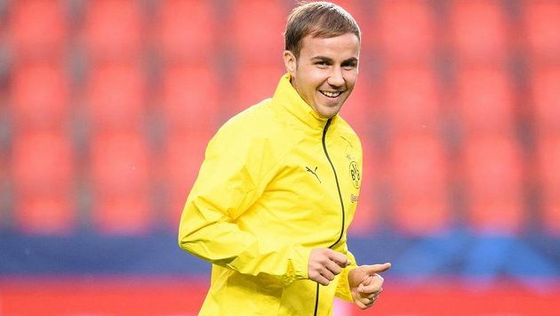 Mario Götze ještě v době svého angažmá v Dortmundu během tréninku před utkáním základní skupiny Ligy mistrů na hřišti Slavie Praha. Mario Götze ještě v době svého angažmá v Dortmundu během tréninku před utkáním základní skupiny Ligy mistrů na hřišti Slavie Praha.
