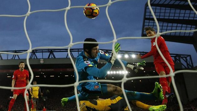 Liverpoolský Roberto Firmino překonává brankáře Arsenalu Petra Čecha. Liverpoolský Roberto Firmino překonává brankáře Arsenalu Petra Čecha.