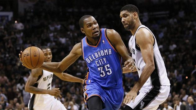 Souboj hvězd: Kevin Durant (35) z Oklahomy a Tim Duncan (21) ze San Antonia. Souboj hvězd: Kevin Durant (35) z Oklahomy a Tim Duncan (21) ze San Antonia.