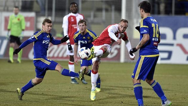 Slávista Tomáš Jablonský pálí na branku Jihlavy Slávista Tomáš Jablonský pálí na branku Jihlavy