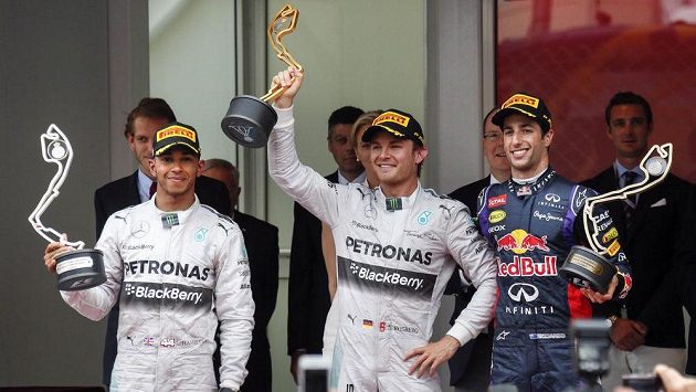 Nico Rosberg (uprostřed), jeho stájový kolega Lewis Hamilton a Daniel Ricciardo po GP Monaka. Nico Rosberg (uprostřed), jeho stájový kolega Lewis Hamilton a Daniel Ricciardo po GP Monaka.
