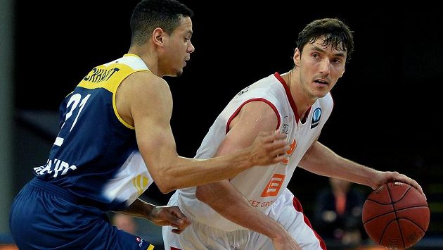Jiří Welsch z Nymburku (vpravo) v utkání 2. kola skupiny C Evropského poháru basketbalistů s Oldenburgem. Jiří Welsch z Nymburku (vpravo) v utkání 2. kola skupiny C Evropského poháru basketbalistů s Oldenburgem.