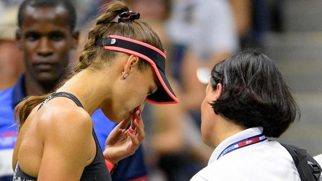 Zraněná Ruska Vitalia Djačenková během prvního kola US Open proti Sereně Williamsové Zraněná Ruska Vitalia Djačenková během prvního kola US Open proti Sereně Williamsové