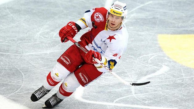 Slávistický útočník Pavel Klhůfek v utkání 51. kola Tipsport extraligy proti Karlovým Varům. Slávistický útočník Pavel Klhůfek v utkání 51. kola Tipsport extraligy proti Karlovým Varům.
