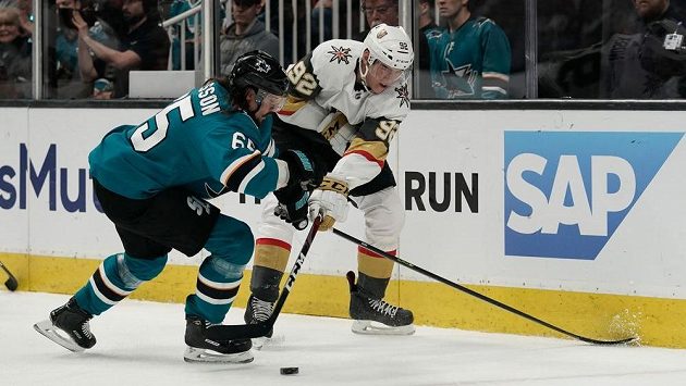 Hokejový útočník Tomáš Nosek z týmu Vegas Golden Knights v akci během utkání play off NHL. Hokejový útočník Tomáš Nosek z týmu Vegas Golden Knights v akci během utkání play off NHL.
