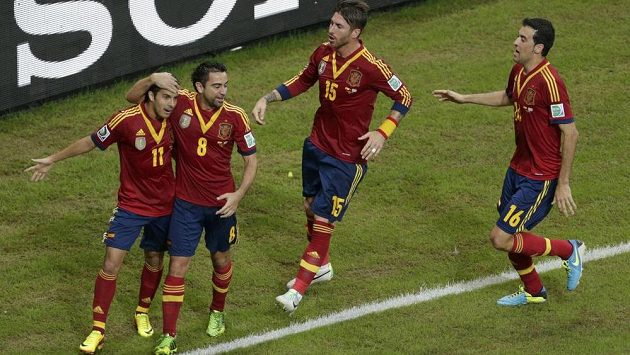 Fotbalisté Španělska zleva Pedro, Xavi, Ramos a Busquets slaví úvodní gól v zápase s Uruguayí. Fotbalisté Španělska zleva Pedro, Xavi, Ramos a Busquets slaví úvodní gól v zápase s Uruguayí.