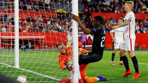 Brankář Sevilly Tomáš Vaclík inkasuje gól v duelu se Slavií, při zákroku se navíc zranil a zápas nedohrál. Brankář Sevilly Tomáš Vaclík inkasuje gól v duelu se Slavií, při zákroku se navíc zranil a zápas nedohrál.