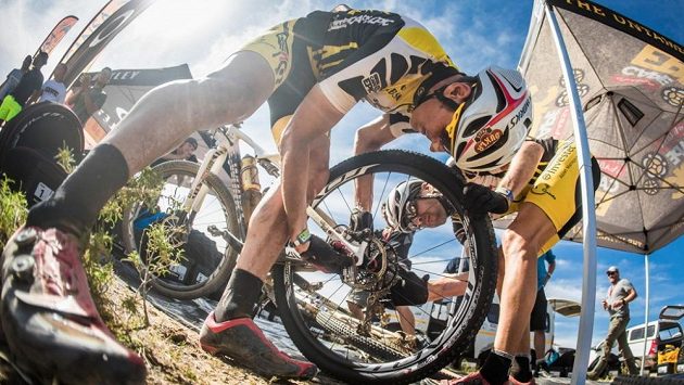 Biker Jaroslav Kulhavý opravuje kolo během třetí etapy Cape Epic. Biker Jaroslav Kulhavý opravuje kolo během třetí etapy Cape Epic.