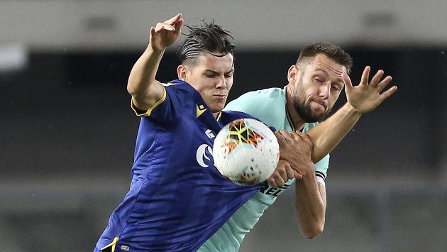 Veronský Mariusz Stepinski (vlevo) a Stefan de Vrij z Interu Milán. Veronský Mariusz Stepinski (vlevo) a Stefan de Vrij z Interu Milán.