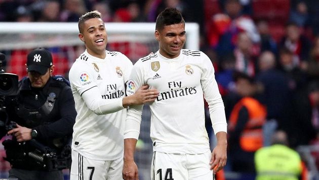 Casemiro a Mariano z Realu se radují po derby s Atléticem. Casemiro a Mariano z Realu se radují po derby s Atléticem.