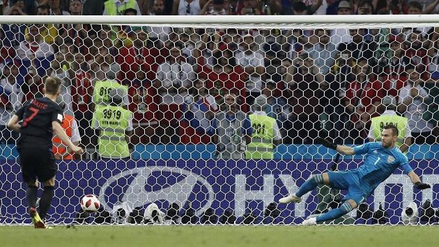 Chorvat Ivan Rakitič proměňuje rozhodující penaltu proti Rusku. Brankář Igor Akinfejev letěl na druhou stranu než míč. Chorvat Ivan Rakitič proměňuje rozhodující penaltu proti Rusku. Brankář Igor Akinfejev letěl na druhou stranu než míč.