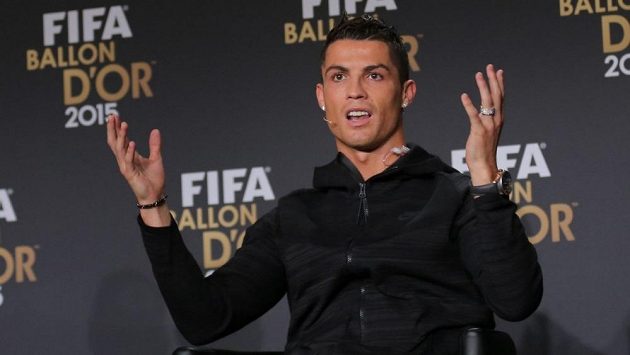 Cristiano Ronaldo při vyhlášení výsledků ankety Zlatý míč v Curychu. Cristiano Ronaldo při vyhlášení výsledků ankety Zlatý míč v Curychu.