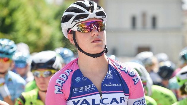 Mladá italská cyklistka Claudia Crettiová skončila po pádu v 7. etapě Gira d'Italia v nemocnici v umělém spánku. Mladá italská cyklistka Claudia Crettiová skončila po pádu v 7. etapě Gira d'Italia v nemocnici v umělém spánku.
