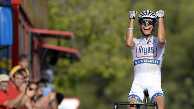 Francouz Warren Barguil se raduje na Vueltě z vítězství v etapě. Francouz Warren Barguil se raduje na Vueltě z vítězství v etapě.