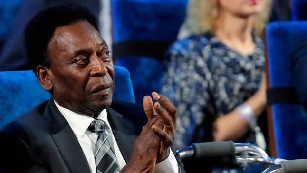 Pelé na archivním snímku z prosince 2017 při losu MS v Moskvě. Pelé na archivním snímku z prosince 2017 při losu MS v Moskvě.