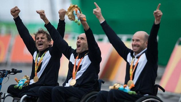 Alessandro Zanardi (vlevo) slaví se svými kolegy Lucou Mazzonenim a Vittoriem Podestou vítězství v týmové štafetě kategorie H2-H5. Alessandro Zanardi (vlevo) slaví se svými kolegy Lucou Mazzonenim a Vittoriem Podestou vítězství v týmové štafetě kategorie H2-H5.