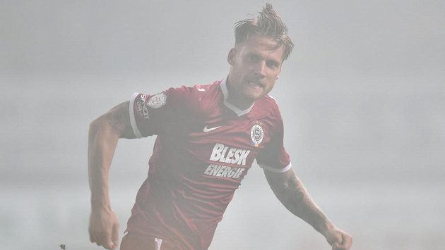 Radoslav Kováč v husté mlze během utkání Sparty v Jablonci. Radoslav Kováč v husté mlze během utkání Sparty v Jablonci.