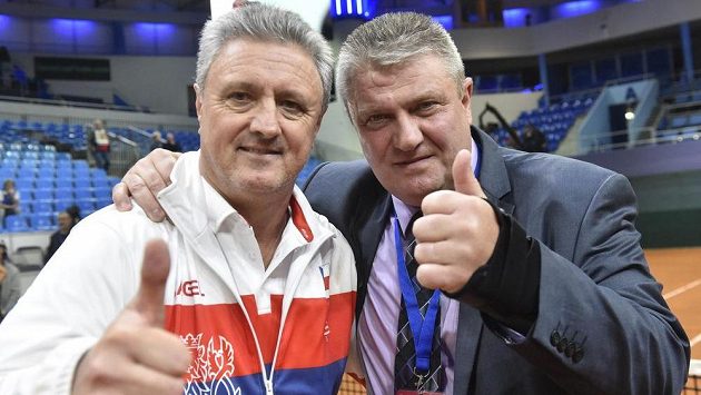 Kapitán reprezentace České republiky Jaroslav Navrátil a prezident Českého tenisového svazu Ivo Kaderka se radují z celkového vítězství. Kapitán reprezentace České republiky Jaroslav Navrátil a prezident Českého tenisového svazu Ivo Kaderka se radují z celkového vítězství.
