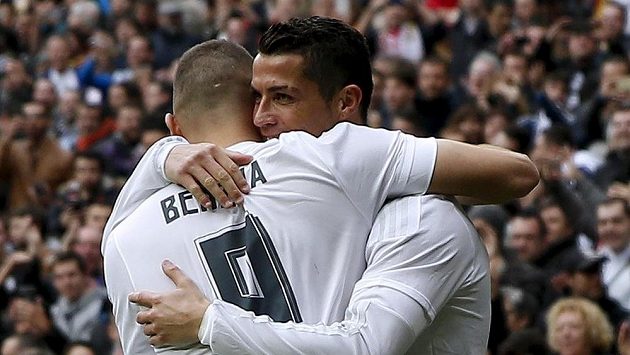 Fotbalisté Realu Madrid Cristiano Ronaldo (vpravo) a Karim Benzema oslavují gól proti Bilbau. Fotbalisté Realu Madrid Cristiano Ronaldo (vpravo) a Karim Benzema oslavují gól proti Bilbau.