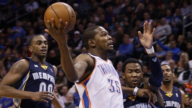 Kevin Durant byl s 27 body nejlepší střelec večera. Kevin Durant byl s 27 body nejlepší střelec večera.