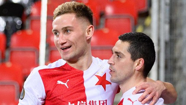 Nicolae Stanciu (vpravo) a Jan Kuchta oslavují gól. Nicolae Stanciu (vpravo) a Jan Kuchta oslavují gól.