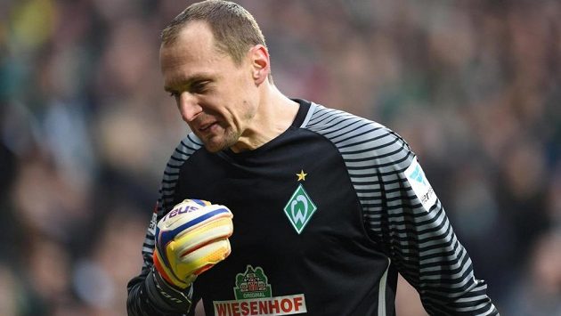 Brankář Jaroslav Drobný opouští hřiště poté, co viděl červenou kartu za faul na Reuse z Dortmundu. Brankář Jaroslav Drobný opouští hřiště poté, co viděl červenou kartu za faul na Reuse z Dortmundu.
