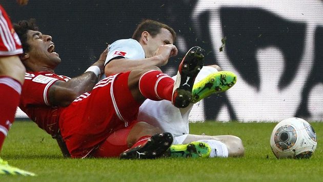 Zdeněk Pospěch z Mohuče (vpravo) odebírá balón Dantemu z Bayernu Mnichov. Zdeněk Pospěch z Mohuče (vpravo) odebírá balón Dantemu z Bayernu Mnichov.