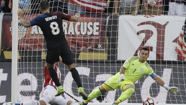 Americký záložník Clint Dempsey střílí gól Justovi Villarovi z Paraguaye v zápase Copy América. Americký záložník Clint Dempsey střílí gól Justovi Villarovi z Paraguaye v zápase Copy América.