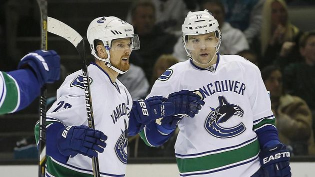 Radim Vrbata (17) a Daniel Sedin (22) z Vancouveru se radují po gólu proti San Jose. Radim Vrbata (17) a Daniel Sedin (22) z Vancouveru se radují po gólu proti San Jose.