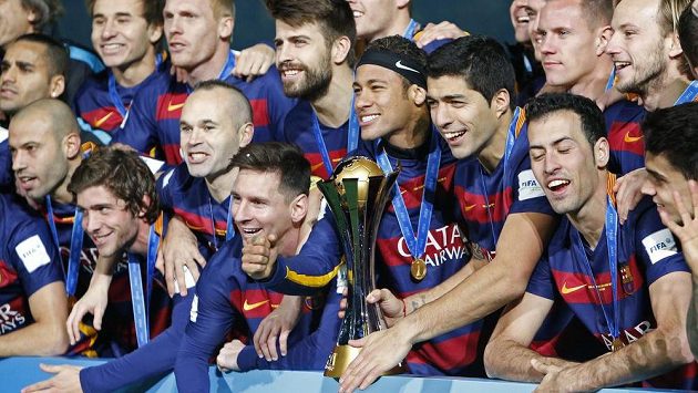 Lionel Messi, Neymar, Luis Suárez (uprostřed) a další barcelonští fotbalisté se radují z výhry nad River Plate a triumfu na MS klubů. Lionel Messi, Neymar, Luis Suárez (uprostřed) a další barcelonští fotbalisté se radují z výhry nad River Plate a triumfu na MS klubů.