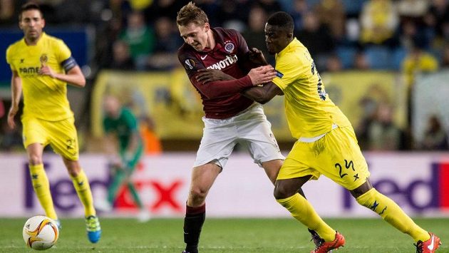 Obránce Villarrealu Eric Bailly (vpravo) v souboji se sparťanským útočníkem Lukášem Julišem. Obránce Villarrealu Eric Bailly (vpravo) v souboji se sparťanským útočníkem Lukášem Julišem.
