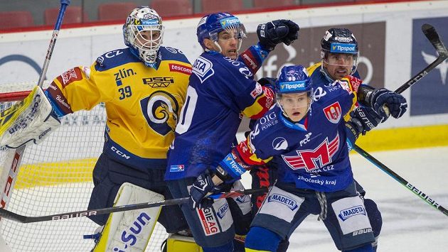 Brankář Zlína Libor Kašík, Roman Přikryl a Miroslav Indrák z Českých Budějovic a Jakub Ferenc ze Zlína. Brankář Zlína Libor Kašík, Roman Přikryl a Miroslav Indrák z Českých Budějovic a Jakub Ferenc ze Zlína.