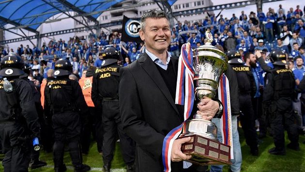 Liberecký trenér David Vavruška s trofejí pro vítěze domácího poháru po úspěšném boji jeho svěřenců s Jabloncem. Liberecký trenér David Vavruška s trofejí pro vítěze domácího poháru po úspěšném boji jeho svěřenců s Jabloncem.