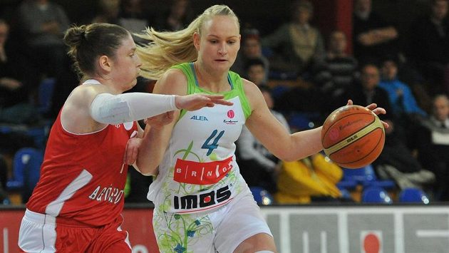 Lindsay Whalenová (vlevo) z Kayserisporu brání Michaelu Stejskalovou z Brna. Lindsay Whalenová (vlevo) z Kayserisporu brání Michaelu Stejskalovou z Brna.
