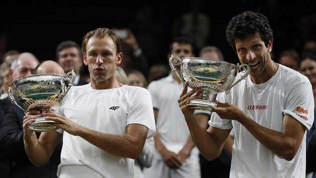 Polák Lukasz Kubot (vlevo) a Brazilec Marcelo Melo op triumfu ve Wimbledonu. Polák Lukasz Kubot (vlevo) a Brazilec Marcelo Melo op triumfu ve Wimbledonu.