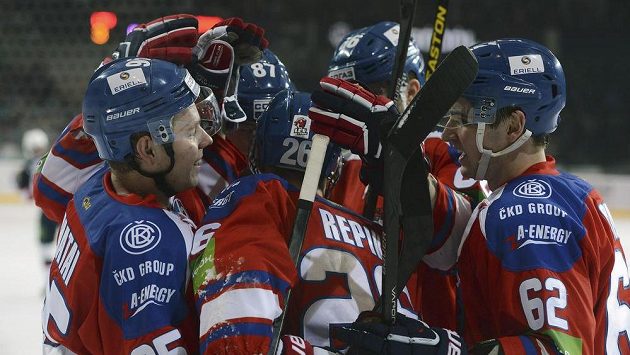 Hráči týmu Lev Praha se radují z pátého gólu do sítě Slovanu. Vpředu zleva Jakub Matai, Michal Řepík a Lukáš Cingel. Hráči týmu Lev Praha se radují z pátého gólu do sítě Slovanu. Vpředu zleva Jakub Matai, Michal Řepík a Lukáš Cingel.