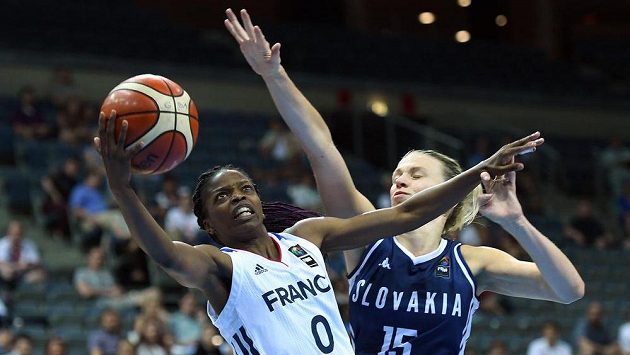 Čtvrtfinále evropského šampionátu basketbalistek nabídlo i souboj Francie se Slovenskem. Olivia Epoupaová z Francie (vlevoú se snaží prosadit přes Romanu Vanuchalovou ze Slovenska. Čtvrtfinále evropského šampionátu basketbalistek nabídlo i souboj Francie se Slovenskem. Olivia Epoupaová z Francie (vlevoú se snaží prosadit přes Romanu Vanuchalovou ze Slovenska.