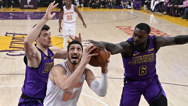 Enes Kanter (uprostřed) z New York Knicks střílí, brání mu Ivica Zubac (vlevo) a Lance Stephenson z Los Angeles Lakers. Enes Kanter (uprostřed) z New York Knicks střílí, brání mu Ivica Zubac (vlevo) a Lance Stephenson z Los Angeles Lakers.
