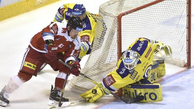 Zleva Jan Káňa z Olomouce, Martin Matějíček ze Zlína a brankář Libor Kašík. Zleva Jan Káňa z Olomouce, Martin Matějíček ze Zlína a brankář Libor Kašík.